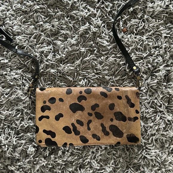 Purse bought in New Zealand. Barely used . Just no use for it anymore . - Picture 2 of 4